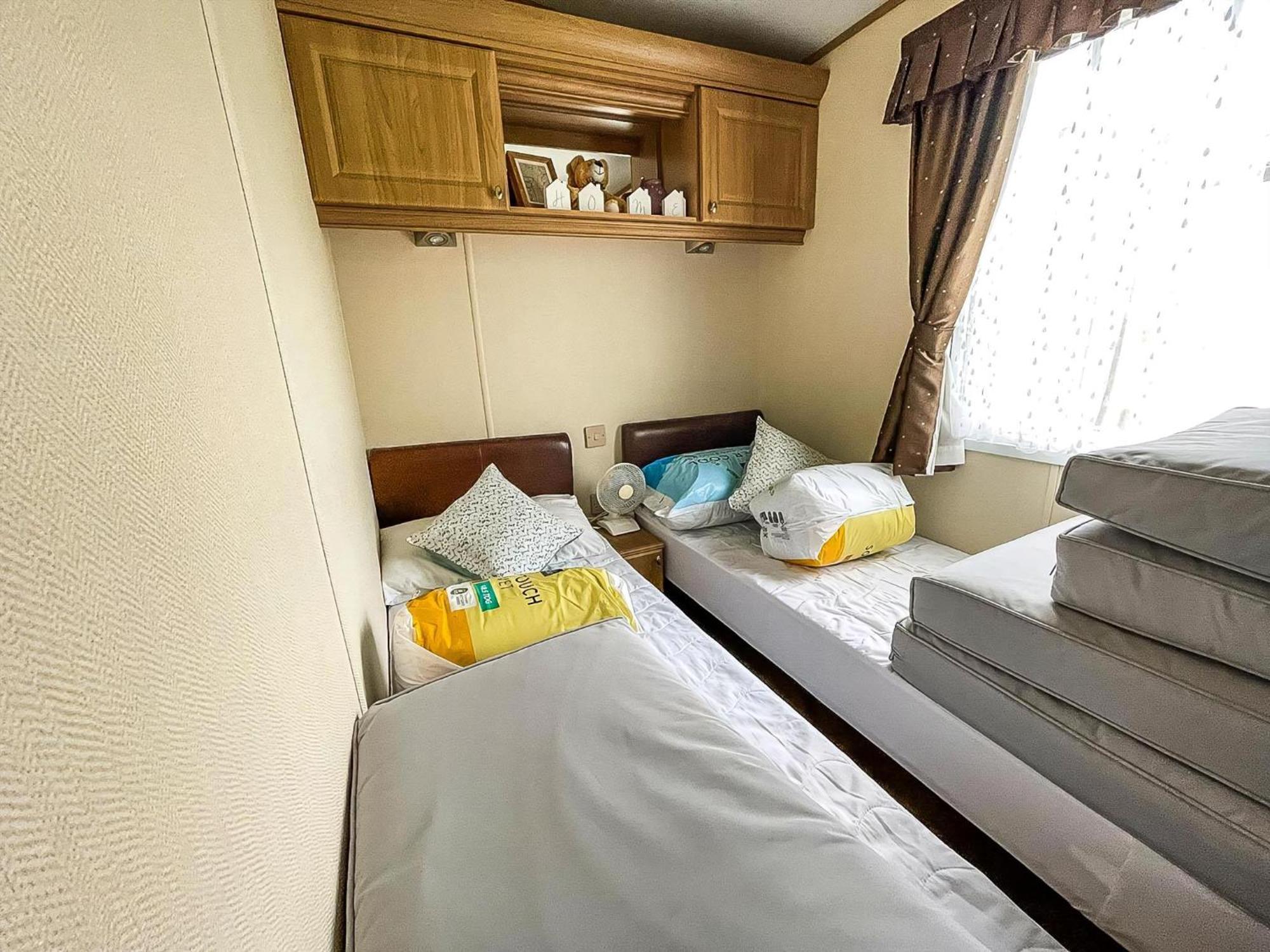Lovely Caravan With Large Decking At Naze Marine Holiday Park Ref 17306Br Волтон-он-те-Нейз Екстер'єр фото