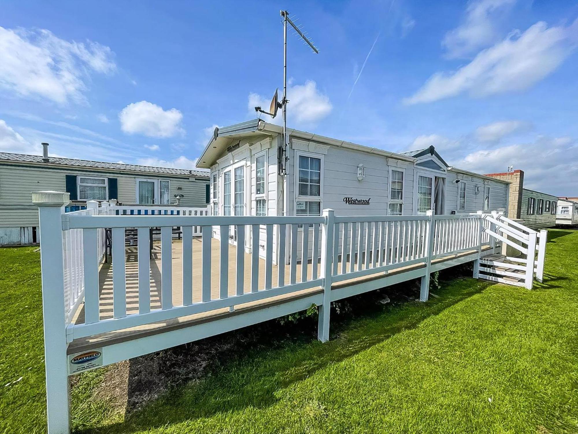 Lovely Caravan With Large Decking At Naze Marine Holiday Park Ref 17306Br Волтон-он-те-Нейз Екстер'єр фото